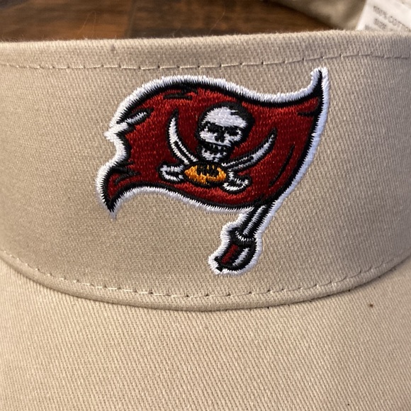 Buccaneers visor - Picture 2 of 6